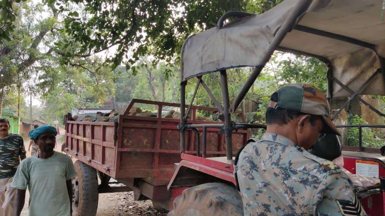Seraikela Kharswan News : बालू और पत्थर का अवैध खनन में एक ट्रैक्टर जब्त