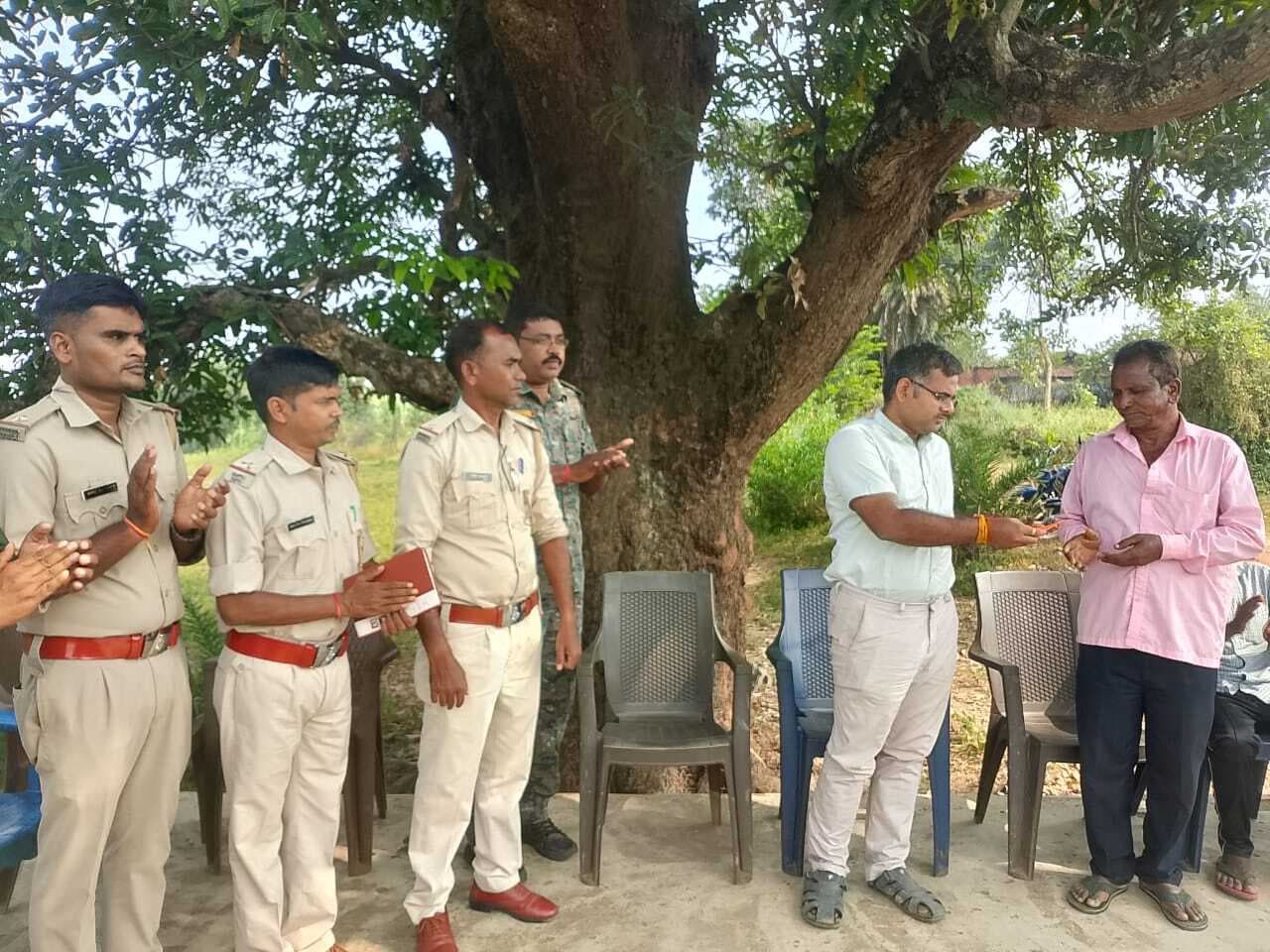 Giridih News: नीलगाय के बच्चे को ग्रामीणों ने वन विभाग को सौंपा