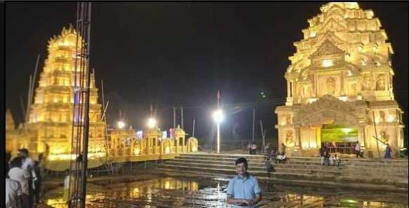 Giridih News :मंगोलिया मंदिर की तर्ज का पंडाल बना आकर्षण का केंद्र