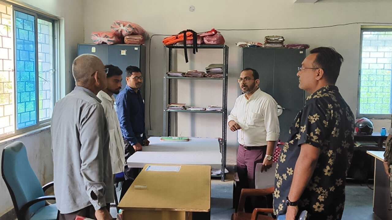 Seraikela Kharsawan News : कुकडू पहुंचे उपायुक्त, अवैध निर्माण पर कार्रवाई का आदेश