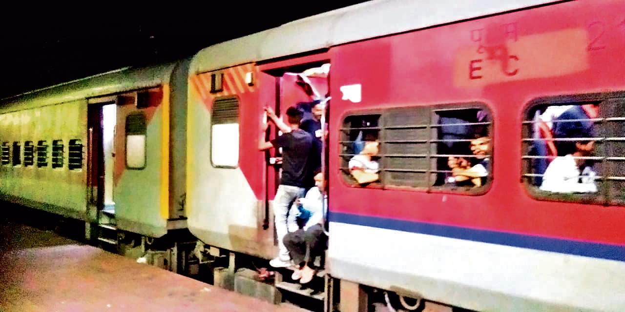 Chaibasa News : ट्रेनों के टॉयलेट व पायदान पर लटक कर बिहार गये यात्री