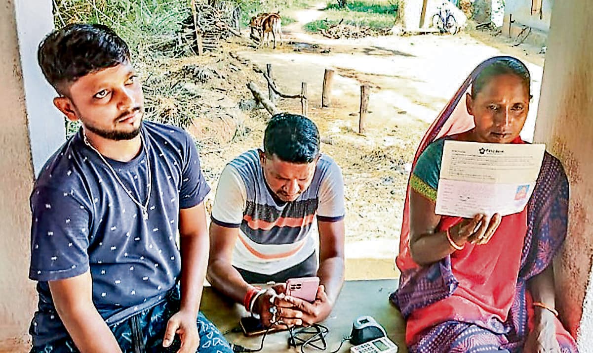 Chaibasa News : दो खाताधारकों के खाते से 4.44 लाख रुपये उड़ाये