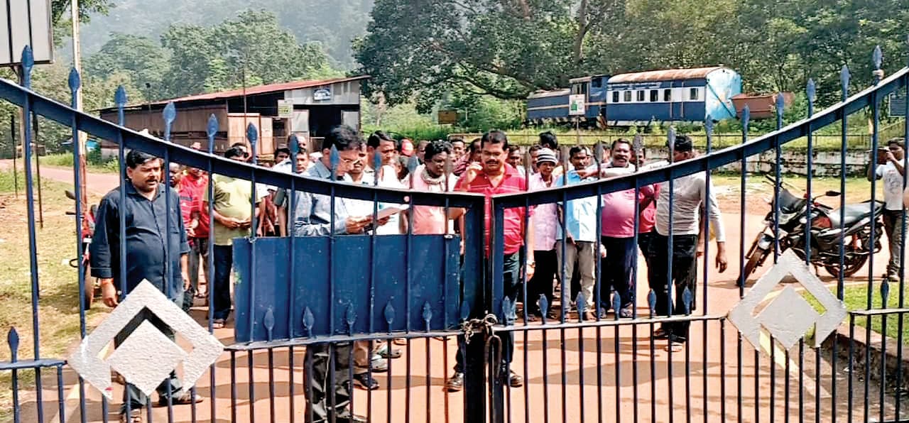 Chaibasa News : मजदूरों को स्थानीय स्तर पर रोजगार दे सेल प्रबंधन