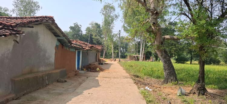 Giridih News: नरसंहार के 18 वर्ष बाद भी चिलखारी नहीं बन पाया आदर्श गांव