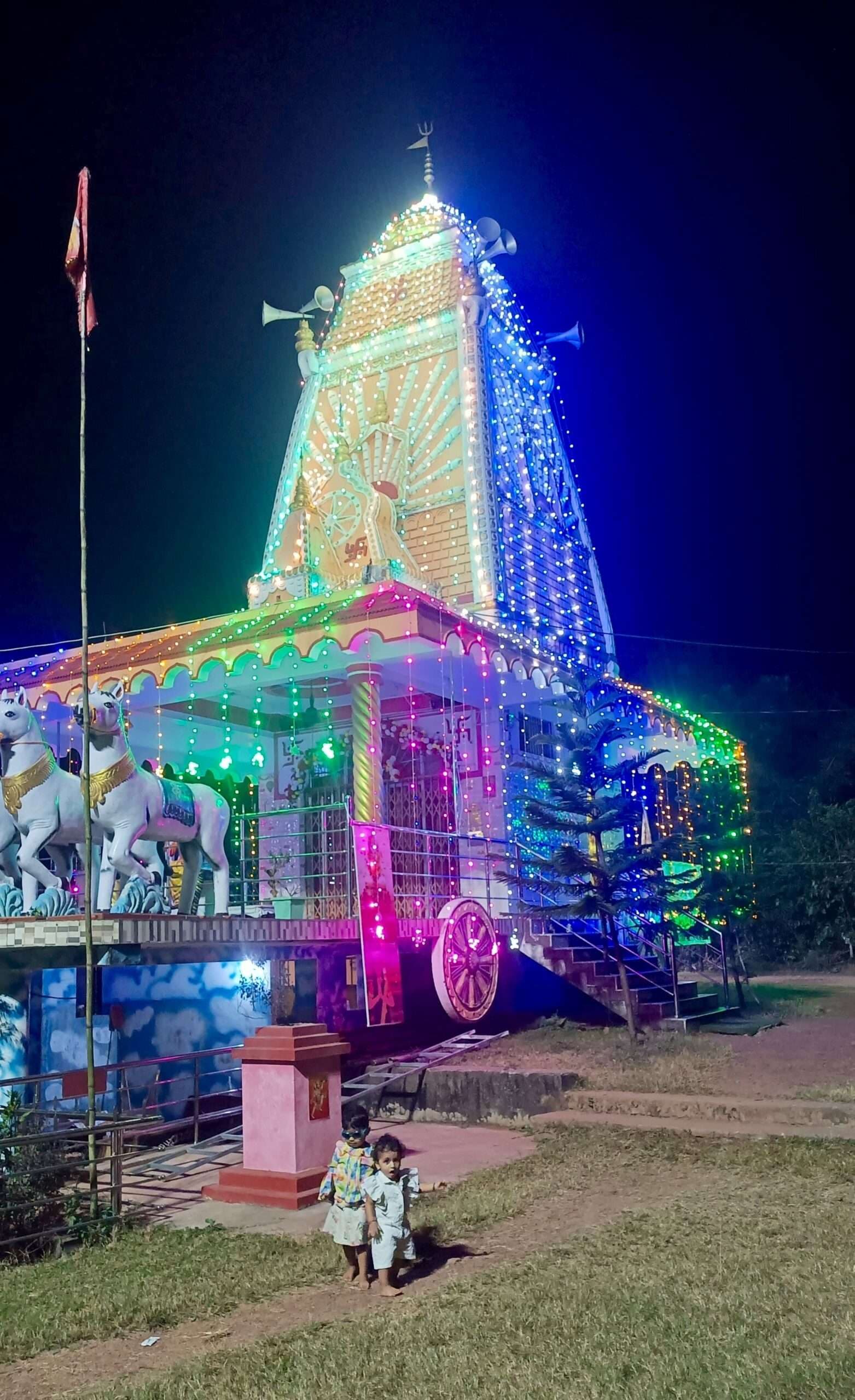 East Singhbhum News : छठ को लेकर आकर्षक रोशनी से सजा गोपालपुर सूर्य मंदिर