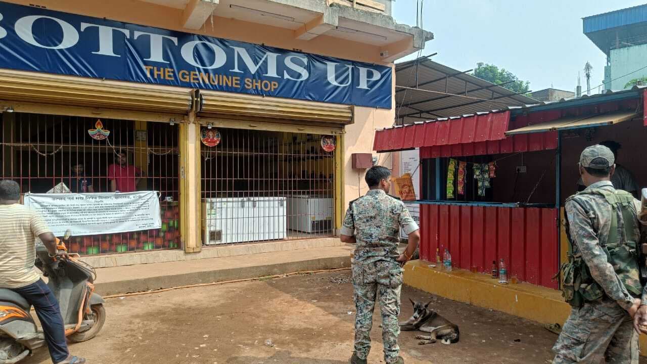 East Singhbhum News : दुकान के पास शराब पी रहे थे लोग, थाना प्रभारी ने चेताया