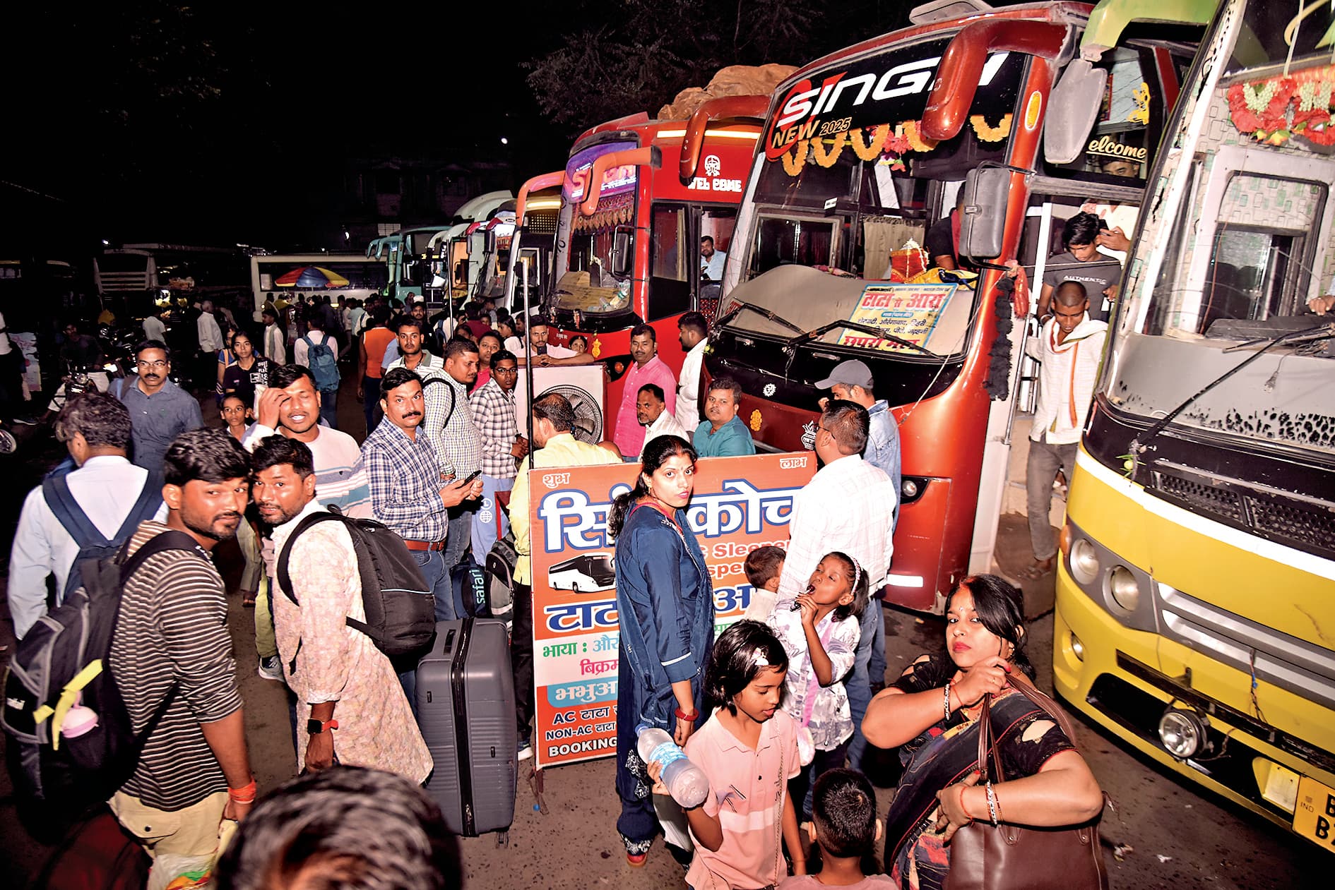 Jamshedpur News : बिहार की बसों में जबरदस्त भीड़, टिकट और जगह पाने के लिए भटकते रहे यात्री