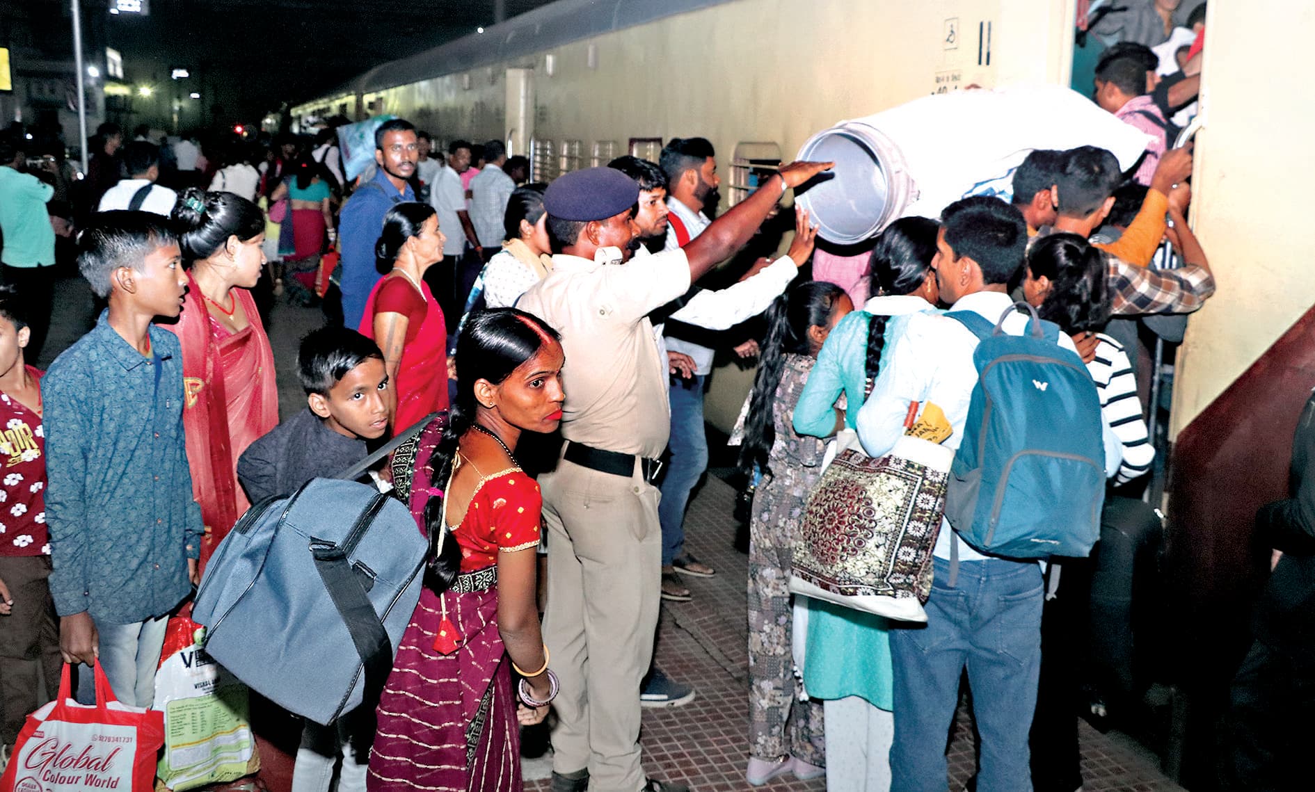 Jamshedpur News : टाटानगर से खुलने वाली ट्रेनों में रही ठसाठस भीड़, जनरल बोगियों में 600-800 लोग हुए सवार