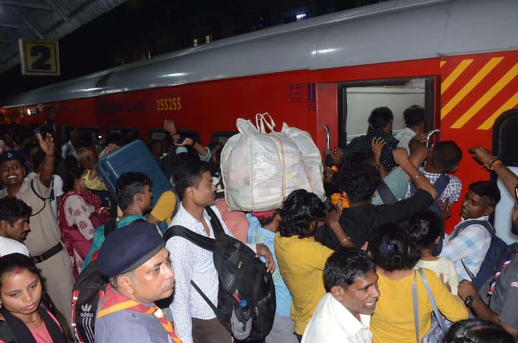 Dhanbad News: सामान्य ट्रेनों में खचाखच भीड़, खाली गयी स्पेशल