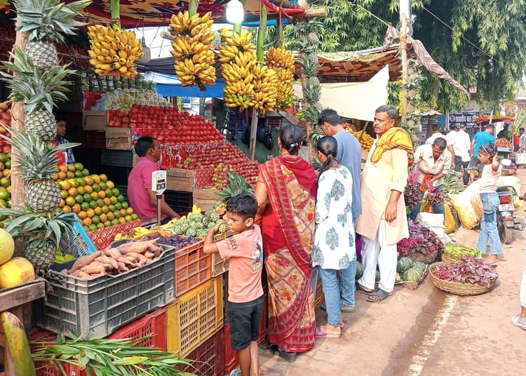 छठ पर्व में फलों से सजा बाजार