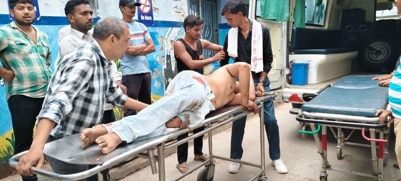 सीएनजी ऑटो और बाइक में जोरदार टक्कर, तीन घायल, दो गंभीर