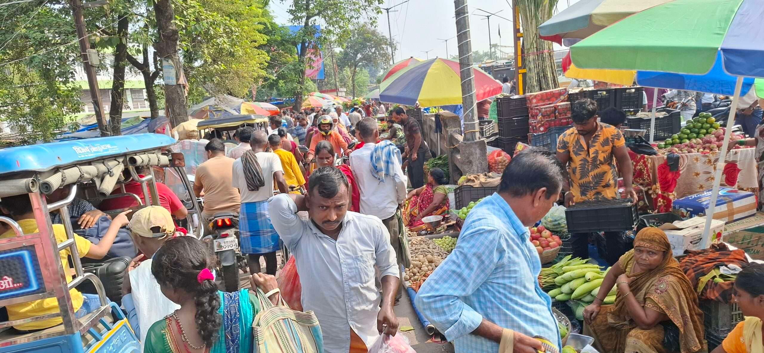 छठ पूजन की सामग्रियों की अंतिम खरीदारी को लेकर गुलजार रहे शहर के बाजार