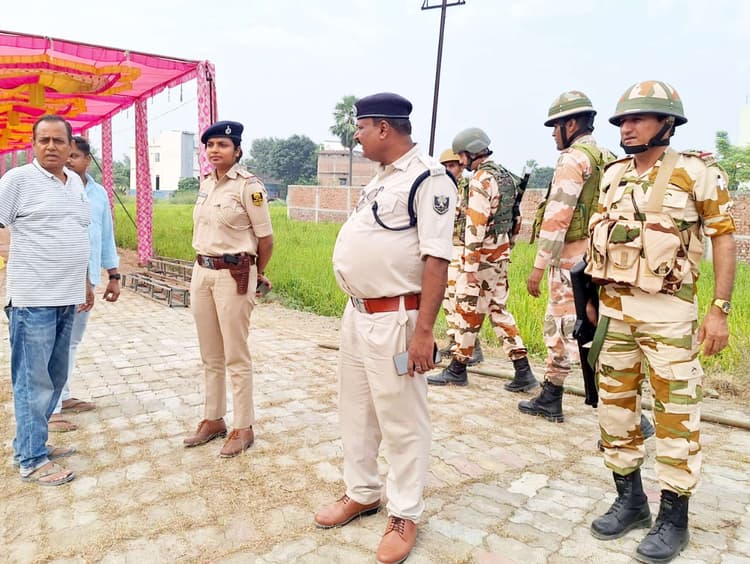 छठपूजा और चुनाव को लेकर निकाला फ्लैग मार्च