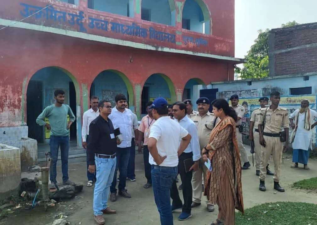 तटबंध के अंदर स्थित मतदान केंद्रों का प्रेक्षक ने किया निरीक्षण, मतदाताओं को किया जागरूक