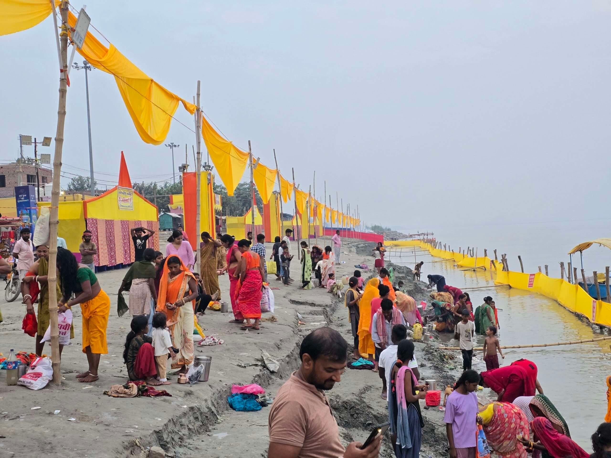 hajipur news. सज-धज कर तैयार हुए घाट, आज अस्ताचलगामी सूर्य को अर्घ देकर आशीष मांगेंगे व्रती