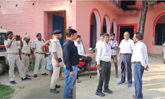 अमौर विधानसभा के बूथों का चुनाव ऑब्जर्वर ने किया निरीक्षण