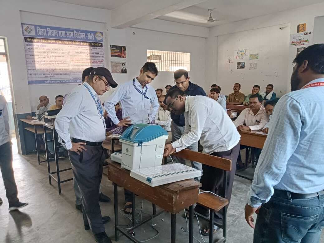 चुनाव कर्मियों को दिया गया मतदान का प्रशिक्षण, वोटिंग की बारीकियों को समझा