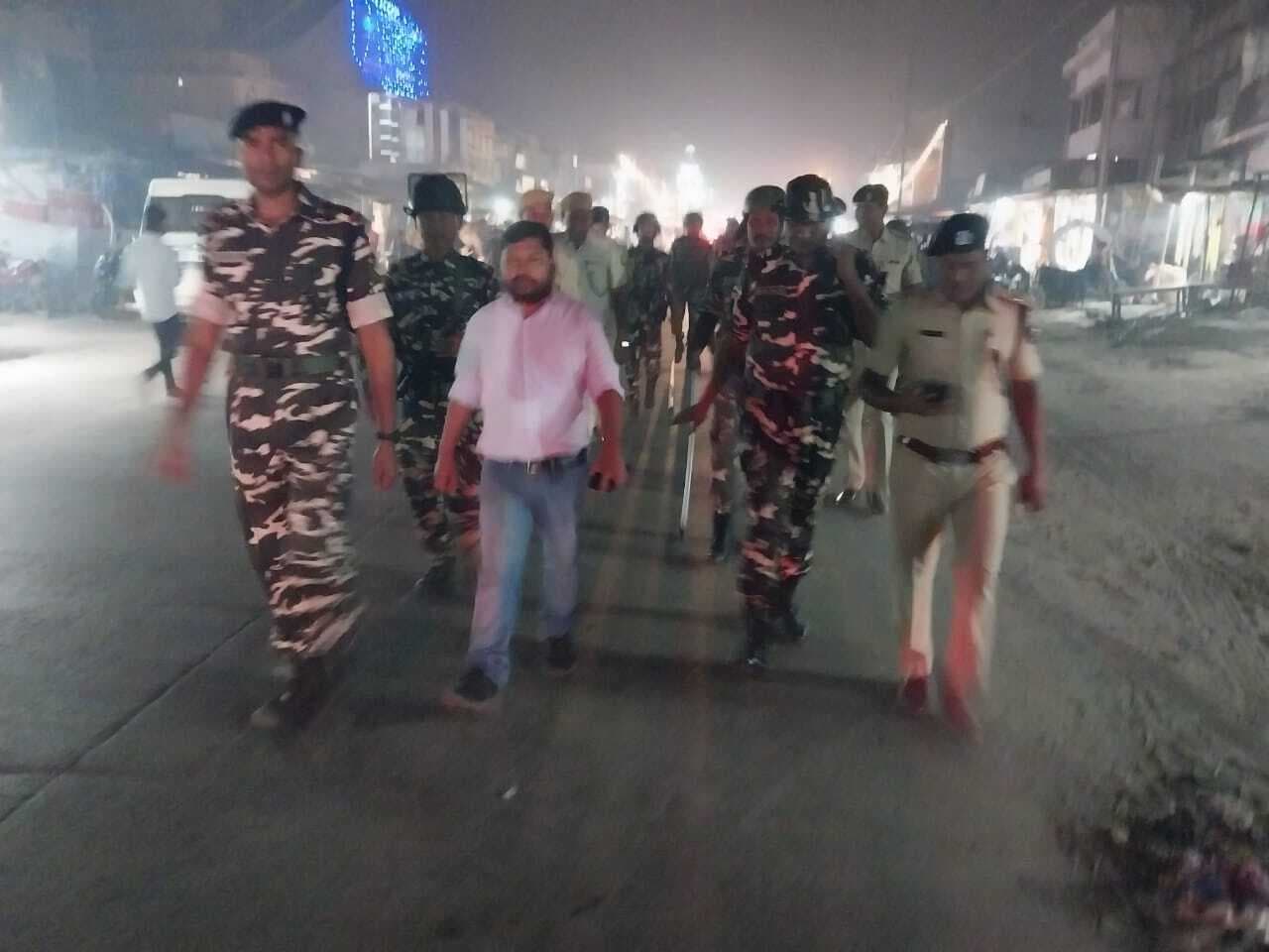 भयमुक्त चुनाव संपन्न को ले पुलिस व अर्धसैनिक बल ने किया फ्लैग मार्च