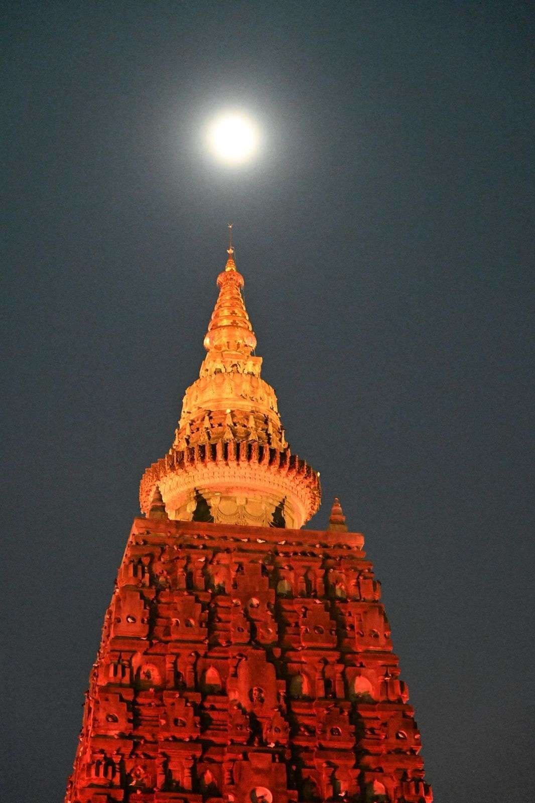 अंतरराष्ट्रीय डिस्लेक्सिया जागरूकता दिवस पर  लाल रंग से नहाया महाबोधि मंदिर