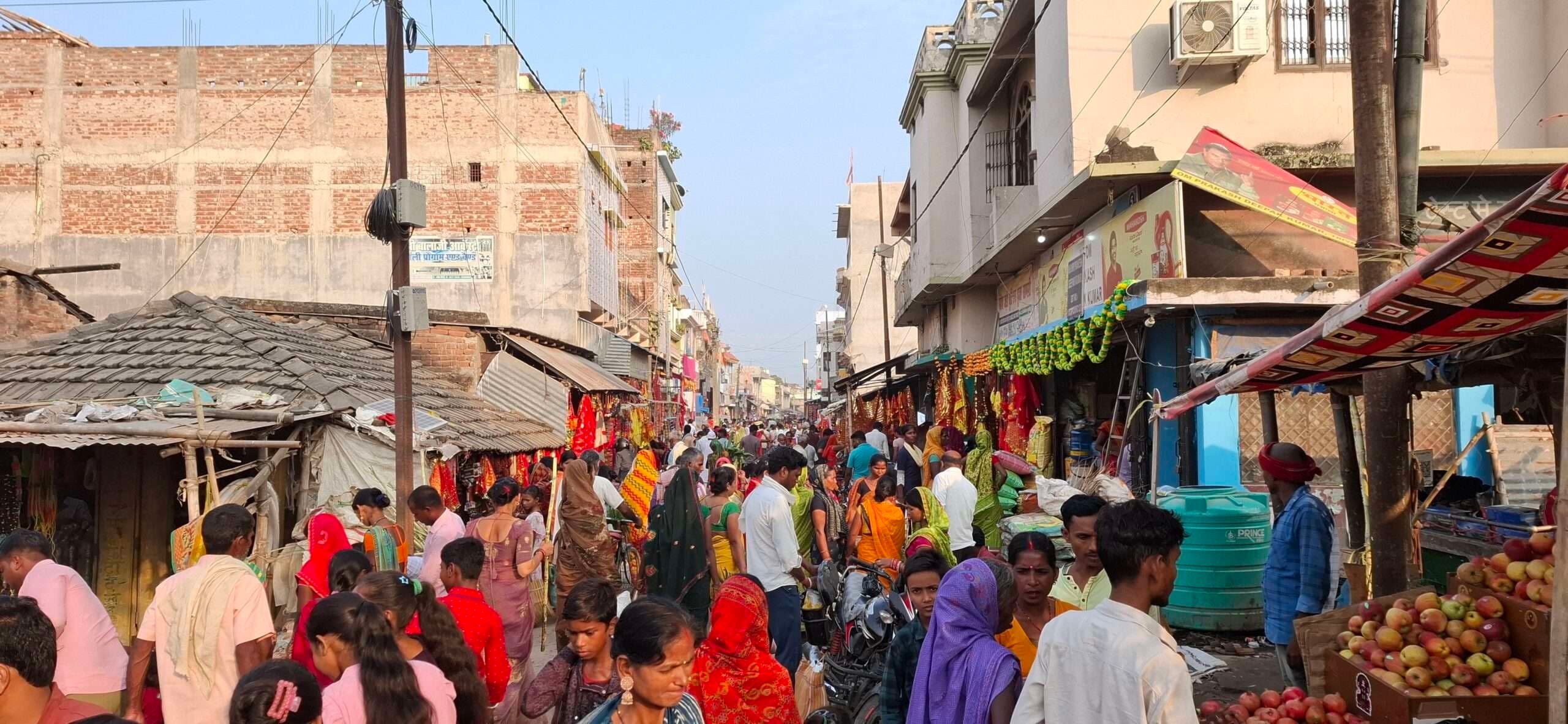 छठ पर्व को लेकर  बाजार में उमड़ी भीड़, पूजन सामग्री की हुई जमकर खरीदारी