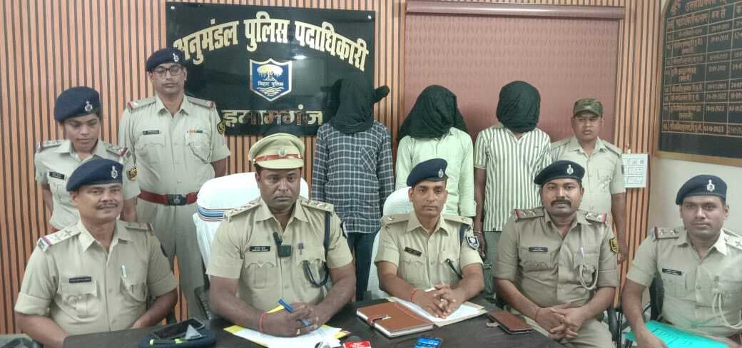 चोरी की चारपहिया वाहन से भारी मात्रा में महुआ शराब बरामद