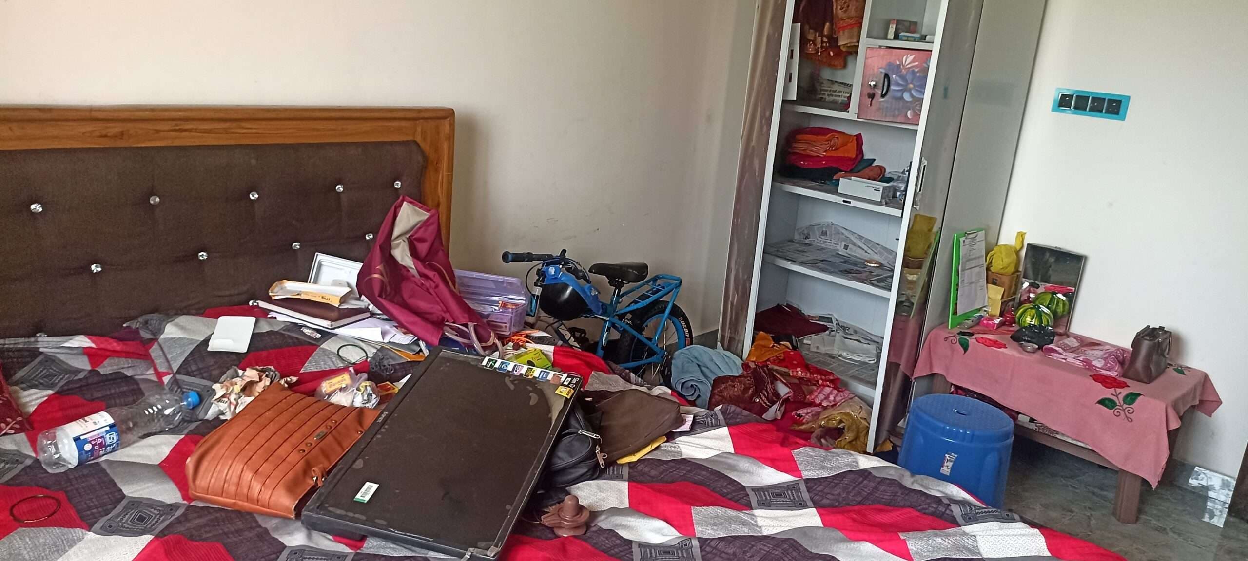 Dhanbad News : छठ में गांव गये हैं दो सीआइएसएफ जवान, चोरों ने नगदी समेत लाखों की संपत्ति पर किया हाथ साफ