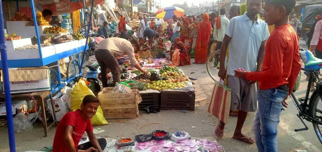 पूजन सामग्री खरीदने के लिए बाजार में लगी रही भीड़