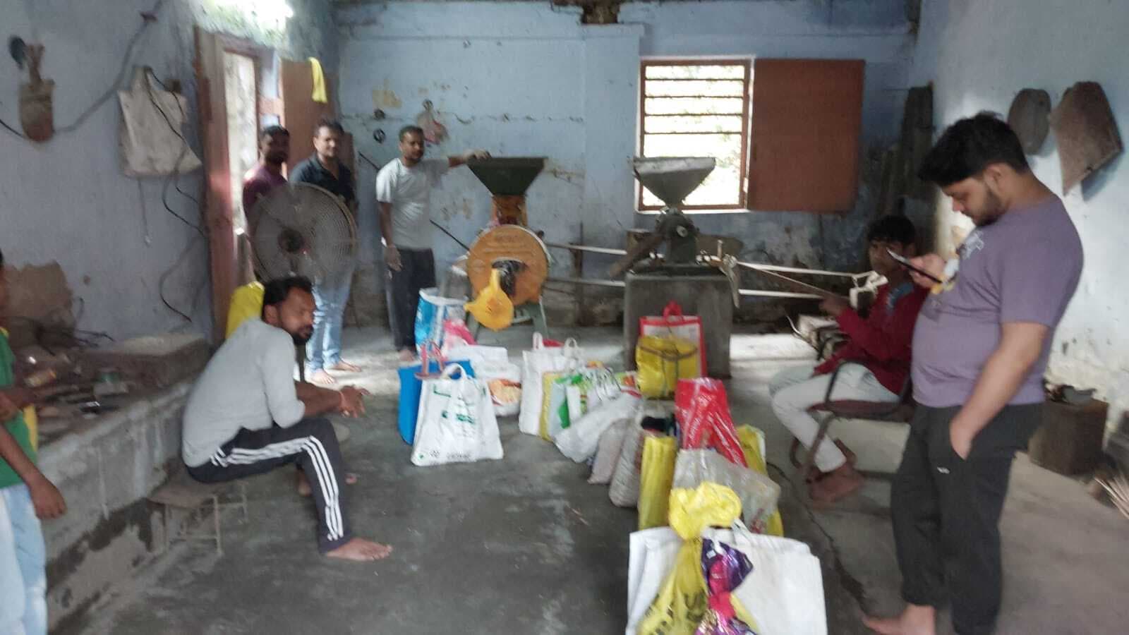 आटा चक्की में निशुल्क हुई गेहूं की पिसाई