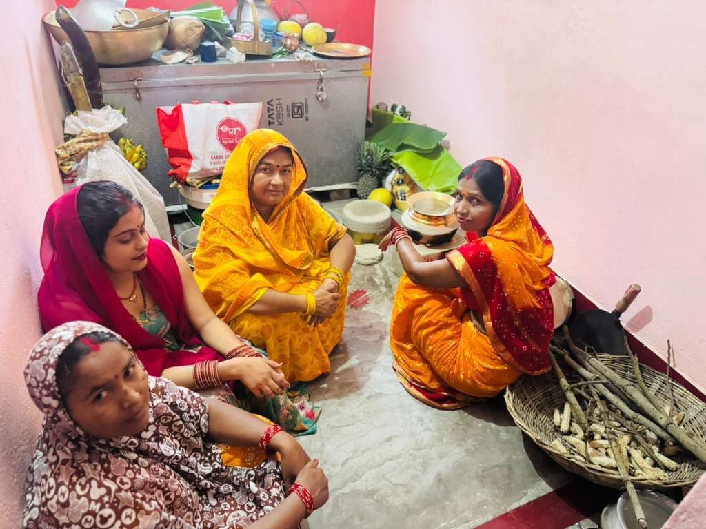 hajipur news. दिनभर उपवास रहकर व्रतियों ने शाम में खरना का प्रसाद किया ग्रहण