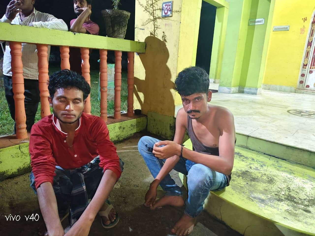 बोर्ड पैनल व पंप चोरी करते दो युवकों को ग्रामीणों ने दबोचा