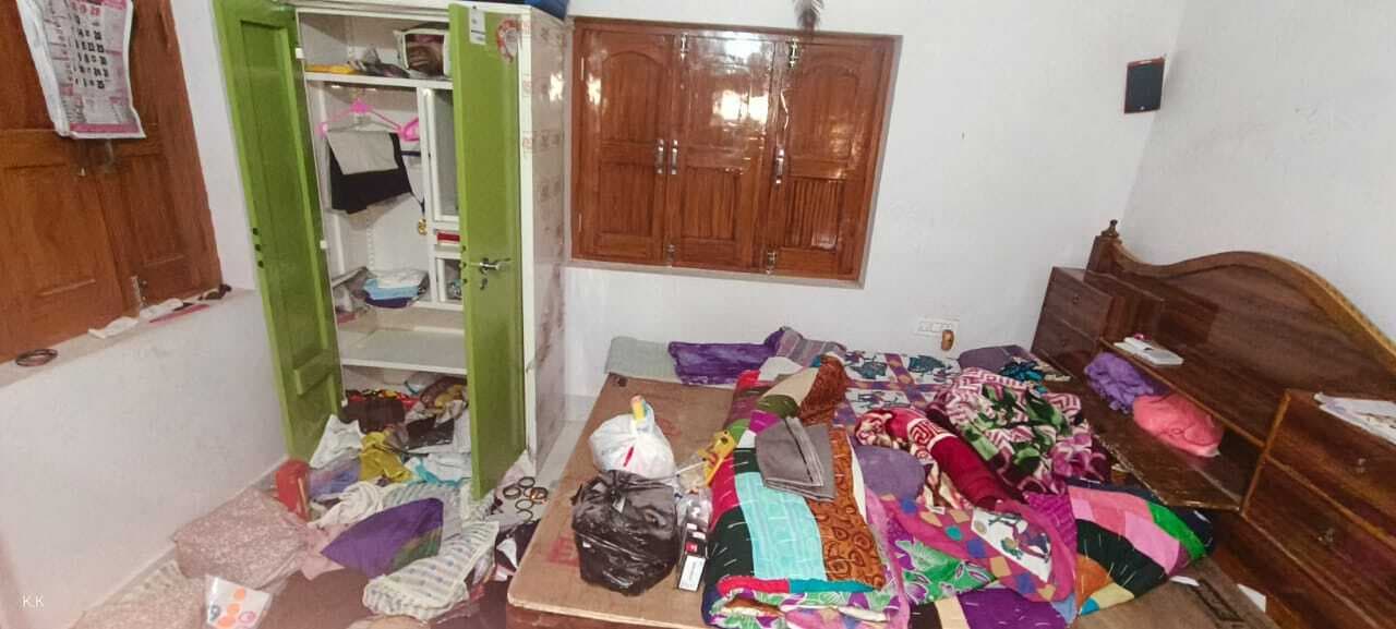 Deoghar News : घर का ताला तोड़कर घुसा चोर, रुपये, जेवरात व अन्य सामान की चोरी