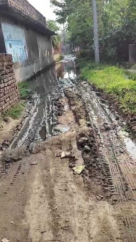 परसावा गांव में सड़क पर जमा नाली का पानी, ग्रामीणों में आक्रोश, विधानसभा चुनाव में विरोध की तैयारी