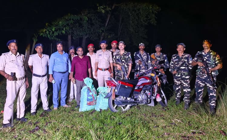 210 बोतल शराब के साथ बाइक जब्त