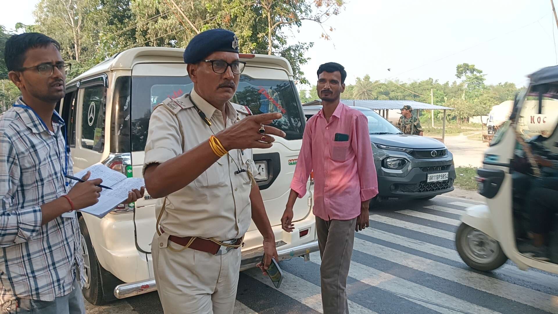 एसएसटी की टीम ने ली वाहनों की तलाशी