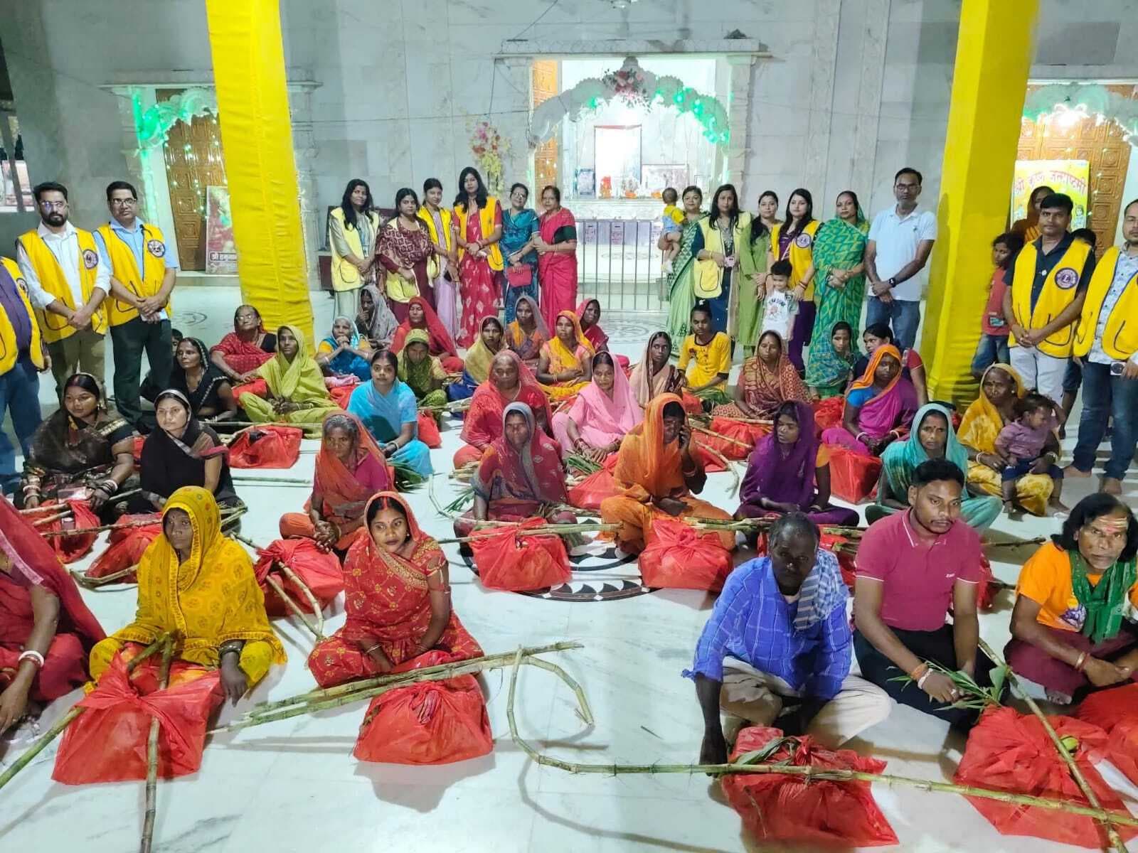 आस्था के महापर्व छठ में 43 व्रतियों  को दी गयी पूजन सामग्री