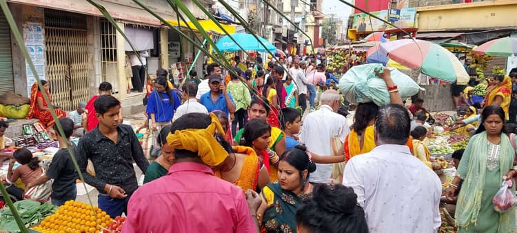 छठ महापर्व को लेकर खरीददारी को लेकर छठ व्रतियों का उमड़ा जनसैलाब