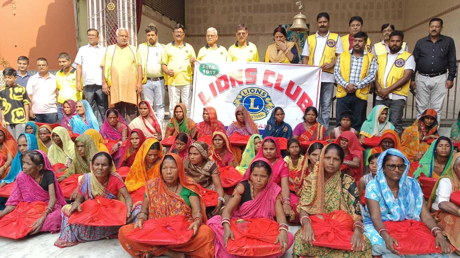 छठव्रतियों के बीच लायंस क्लब ने किया पूजन सामग्री वितरित