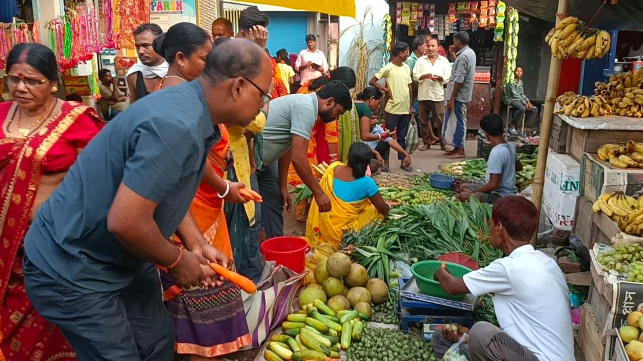 पूजन सामग्री के खरीदारों से बाजार में रही रौनक