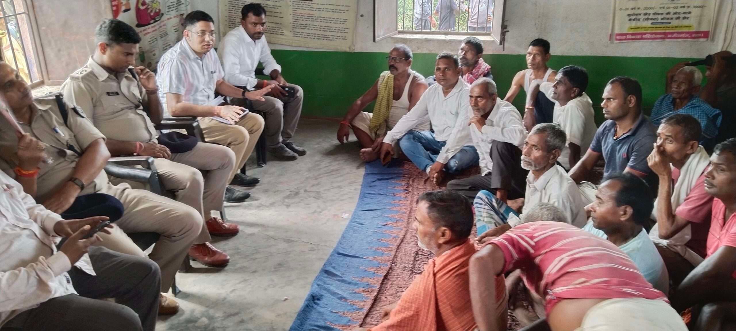 वोट बहिष्कार की जानकारी मिलते ही बीडीओ पहुंचे केवला, ग्रामीणों से की बात