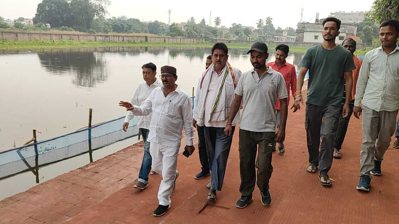 प्रशासन की अनदेखी से श्रद्धालु स्वयं बना रहे घाट