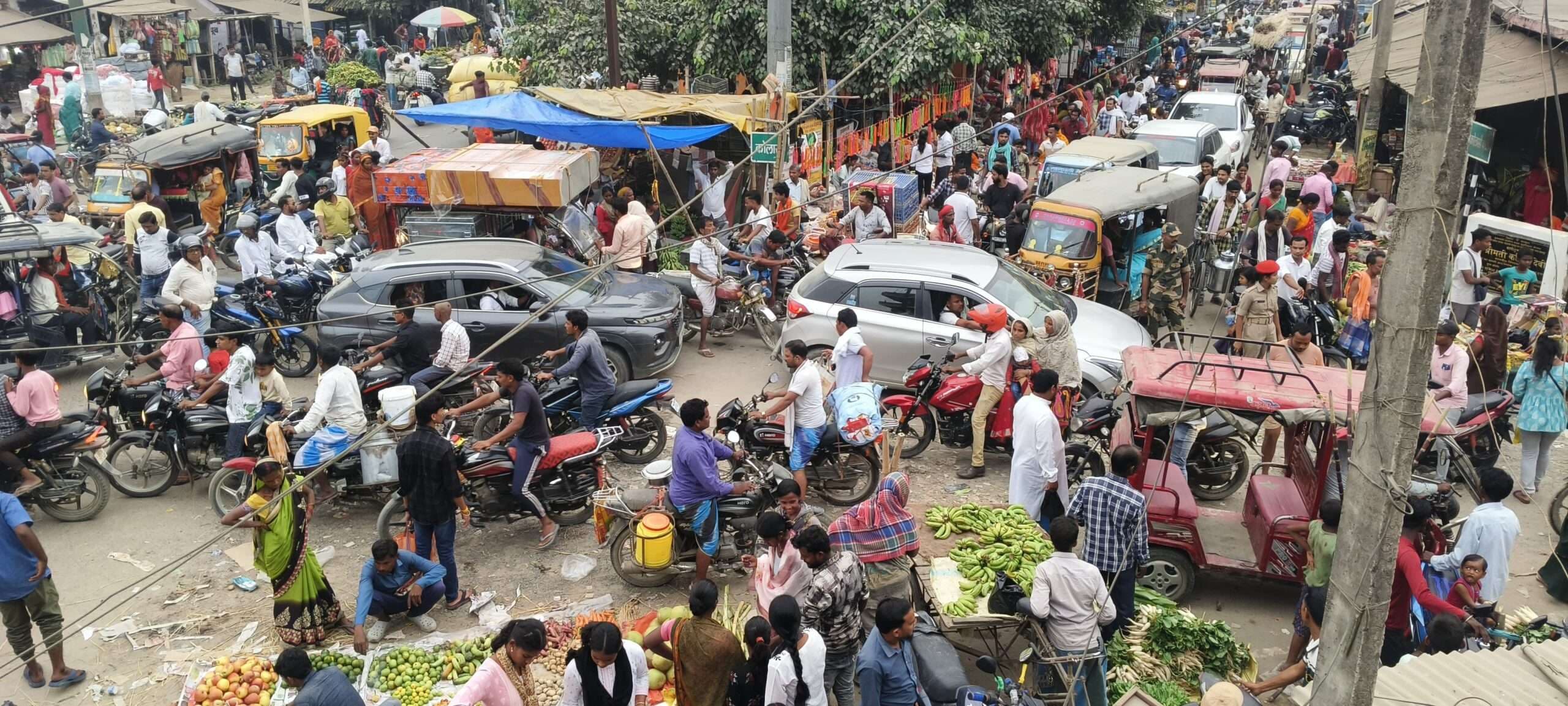 कोलासी बाजार में छठ महापर्व को उमड़ी भीड़