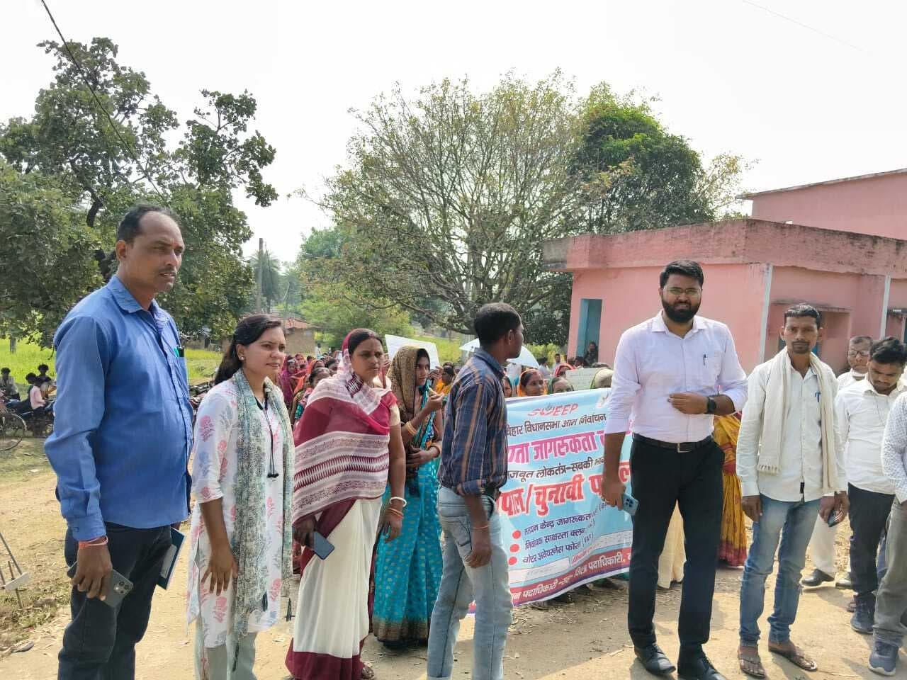 बीडीओ ने शत-प्रतिशत मतदान के लिए ग्रामीणों को किया प्रेरित