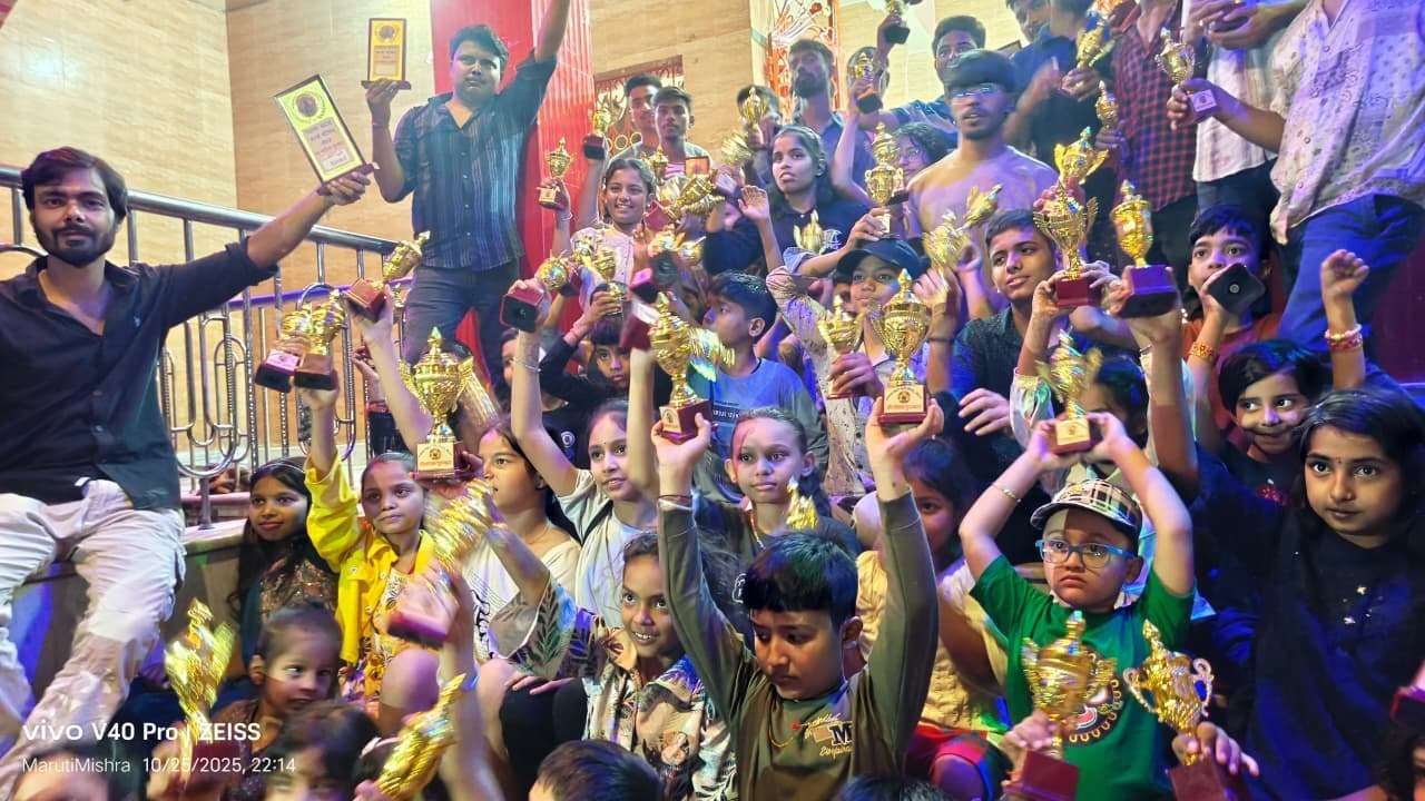 कार्यक्रम में भाग लेने वाले बच्चों के बीच पारितोषिक वितरित