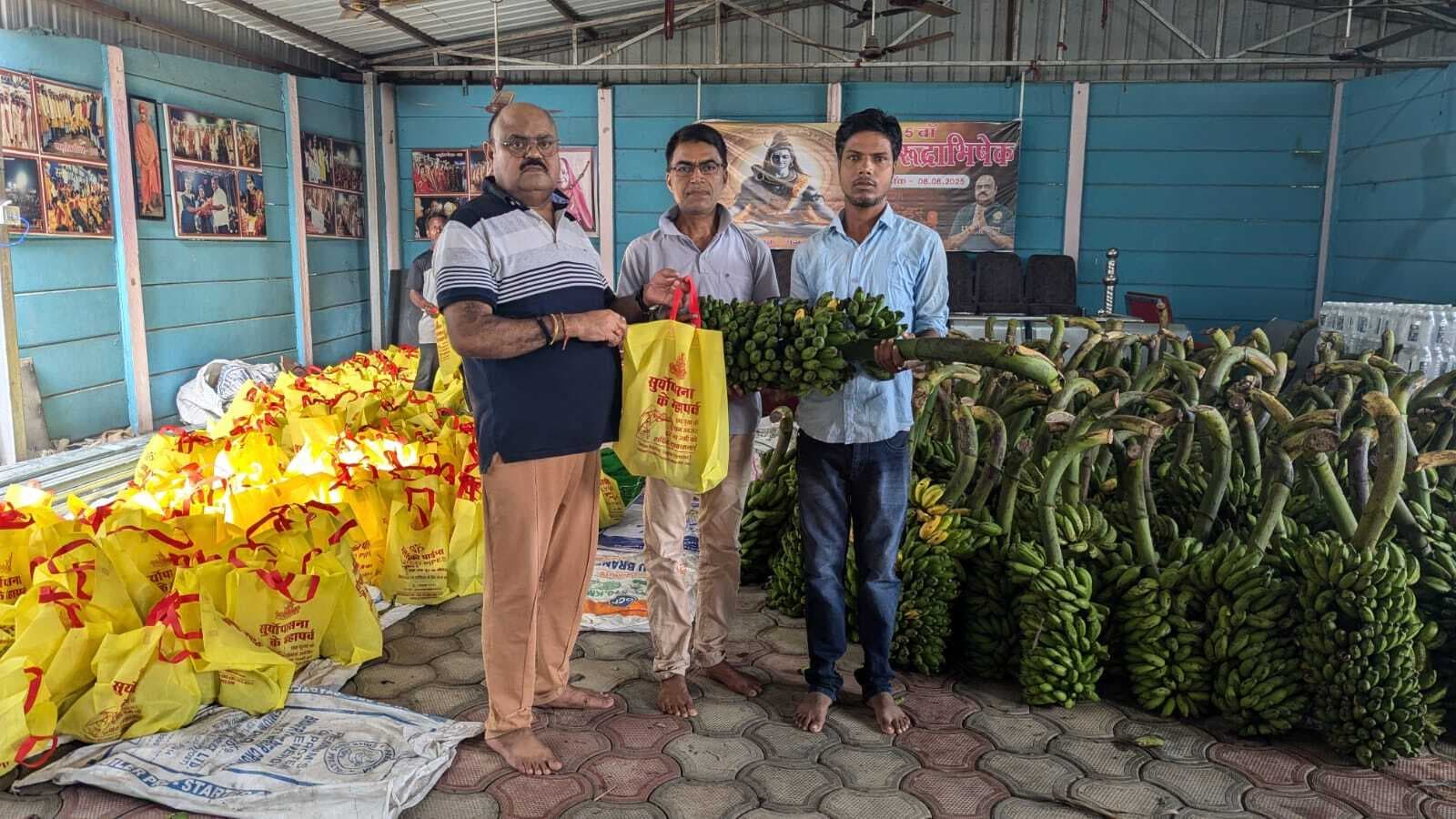 तरुण कुमार गुप्ता ने 450 घरों में छठ सामग्री वितरित की