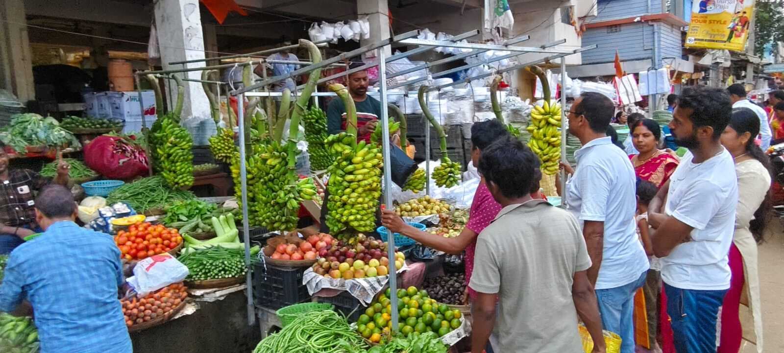 छठ पर्व को लेकर उमड़ी भीड़, पूजन सामग्री की हुई खरीदारी