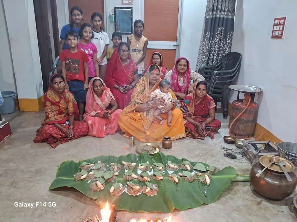 व्रतियों ने भगवान भास्कर को खीर व फल अर्पित कर ग्रहण किया प्रसाद