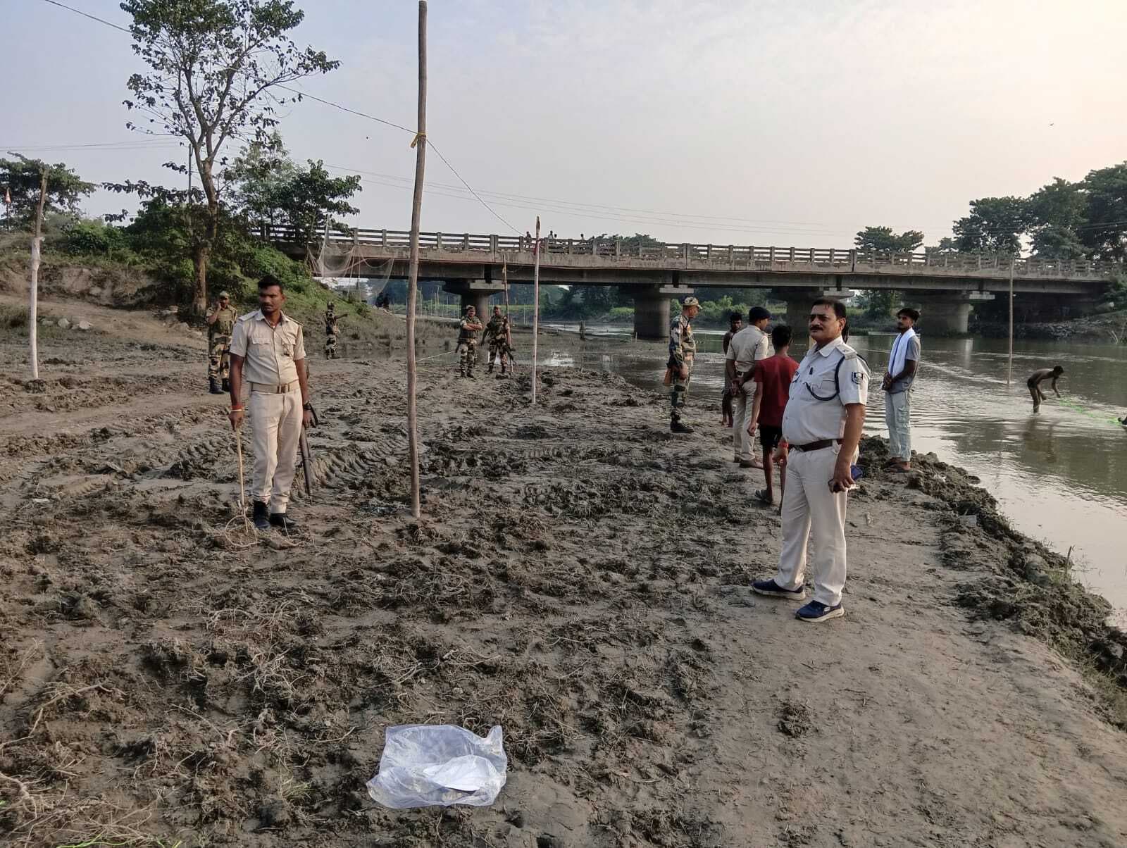 सर्किल इंस्पेक्टर व थानाध्यक्ष ने घाटों का किया निरीक्षण