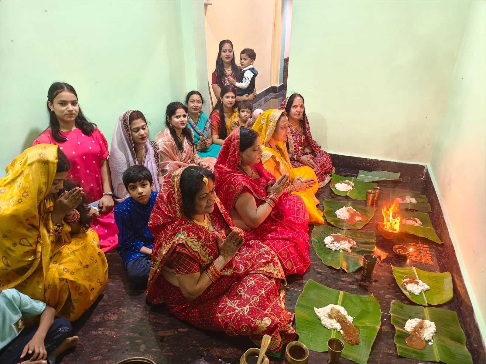 व्रतियों ने छठी मैया को लगाया खीर-पुरी का भोग