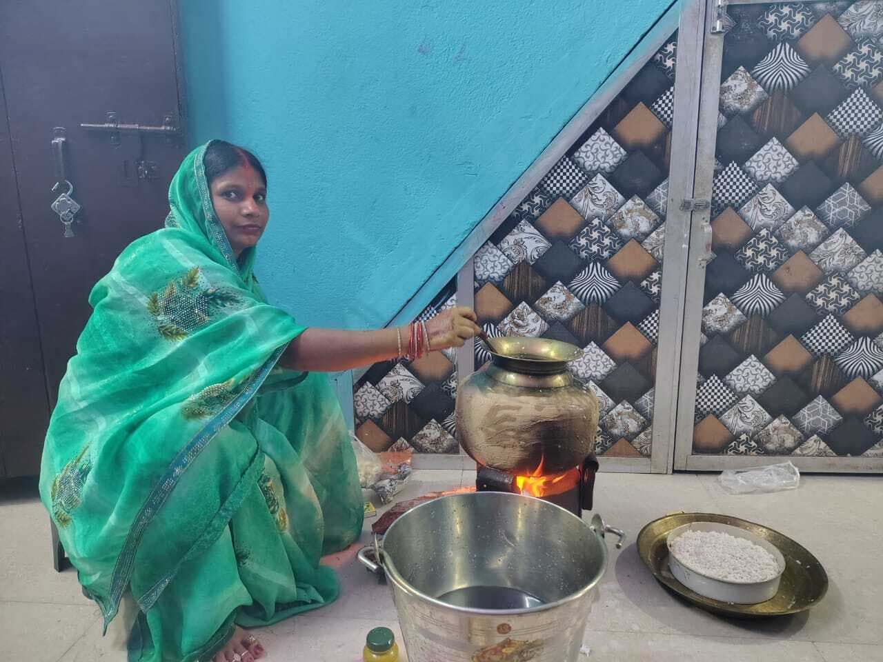 छठव्रतियों का 36 घंटे का निर्जला उपवास शुरू