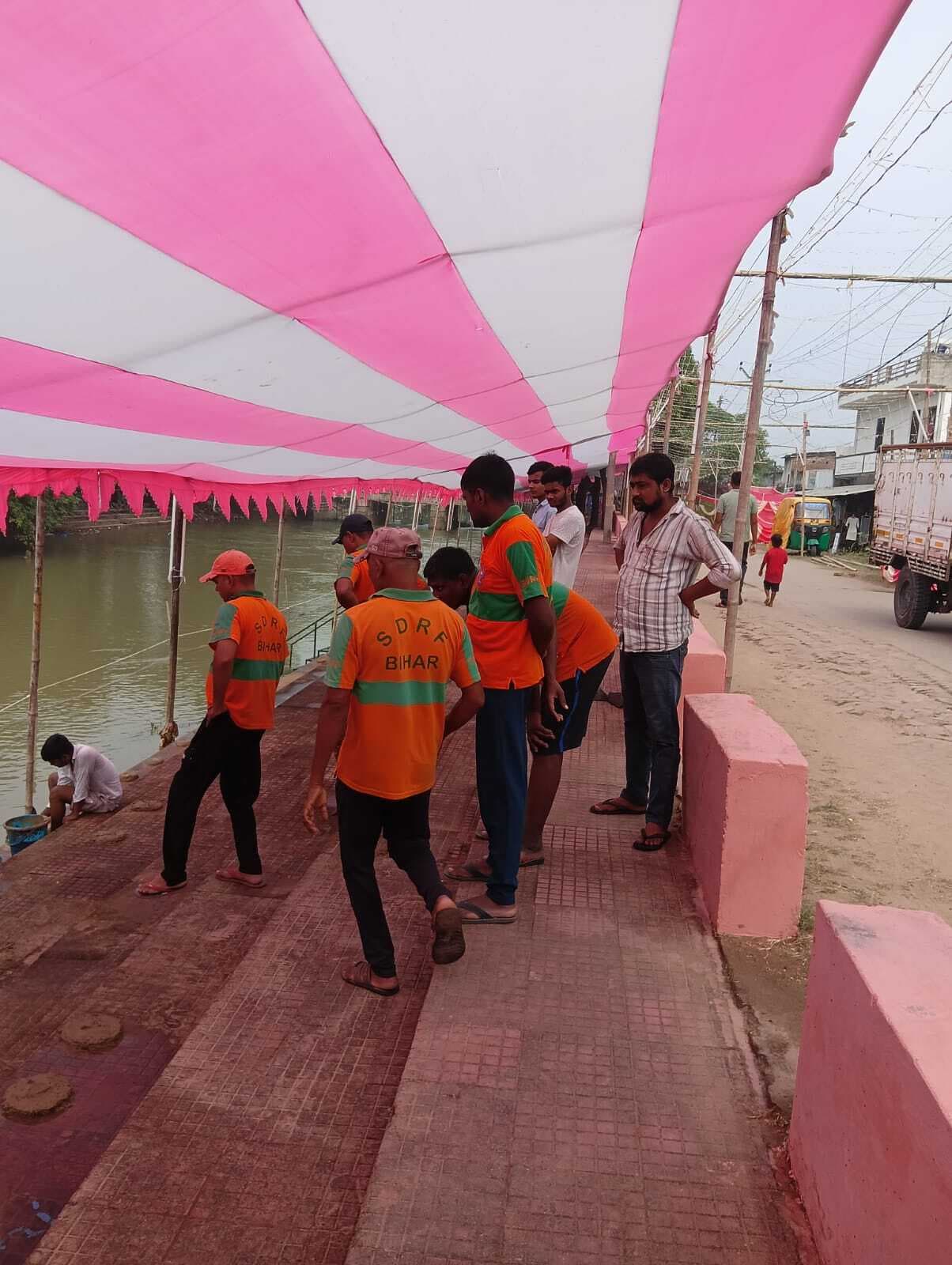 Sasaram News : छठ घाटों पर गोताखोरों की रहेगी तैनाती, गहरे पानी में नहीं जाएं श्रद्धालु